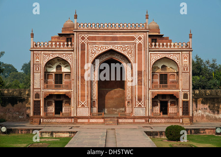 Edificio di gate rosso con lastre di arenaria e delicati intarsi di marmo per il mausoleo Islamico di I'timād-ud-Daulah Foto Stock