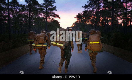 Marines con Delta società, formazione di fanteria battaglione, ruck nel sunrise durante una ventina di chilometri di passeggiata a Camp Geiger, N.C., Foto Stock