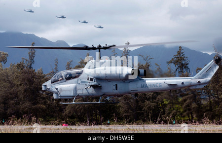 Stati Uniti Marines con Marine Attacco leggero elicottero Squadron (HMLA) 367, che si diparte da una attivazione in avanti e punto di rifornimento (FARP) durante un esercizio che dimostra MWSD-24s doppia funzionalità FARP al Westfield pista di atterraggio per aerei a bordo di Marine Corps Air Station (MCA Foto Stock