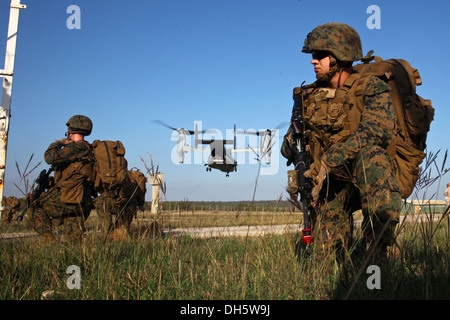 Stati Uniti Marines con dedicate Air-Ground Marine Task Force di risposta alla crisi di sicurezza in attesa mentre una MV-22B Osprey decolla fr Foto Stock