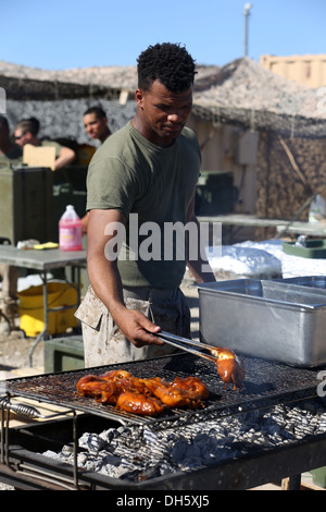 MARINE CORPS AIR STATION YUMA, Ariz. - Lance Cpl. Justin Mays, food service specialist, 1° Battaglione, 7° Reggimento Marine, e Foto Stock