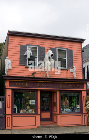 Un negozio di fiori di Salem, Massachusetts decorate con i fantasmi per Halloween Foto Stock