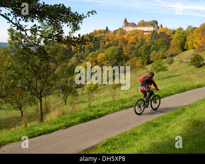 I ciclisti di fronte alla Veste Coburg castello Coburg, Alta Franconia, Franconia, Bavaria Foto Stock