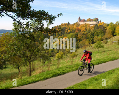 I ciclisti di fronte alla Veste Coburg castello Coburg, Alta Franconia, Franconia, Bavaria Foto Stock