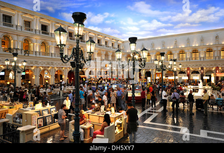 I turisti in una ricreato Piazza San Marco, Piazza San Marco, sotto un cielo artificiale, hotel 5 stelle di lusso, il casinò veneziano Foto Stock