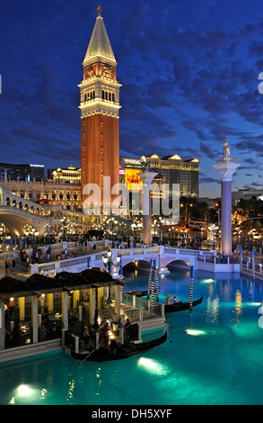 Night Shot al blue ora, Canale Grande, Grand Canal, il Campanile torre campanaria e gondole, la striscia, hotel 5 stelle di lusso a Foto Stock