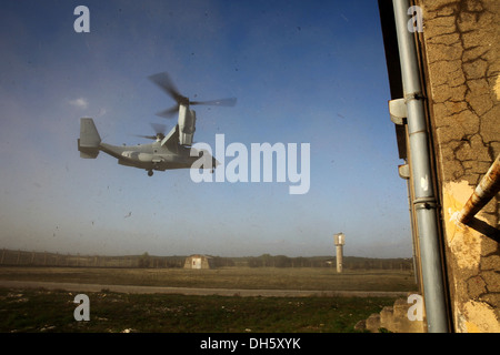 Un MV-22B Osprey con dedicate Air-Ground Marine Task Force di risposta alla crisi si prepara a terra a Camp des Garrigues, Franc Foto Stock