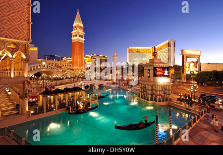 Canale Grande, Grand Canal, il Campanile torre campanaria, gondola, la striscia, hotel di lusso a 5 stelle del casinò veneziano, Mirage Foto Stock