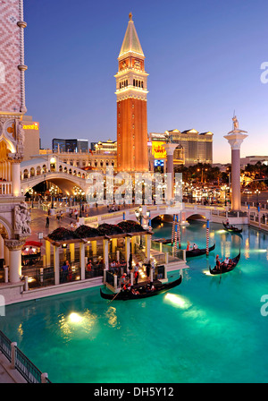 Canale Grande, Grand Canal, il Campanile torre campanaria, gondola, la striscia, hotel di lusso a 5 stelle del casinò veneziano, Mirage Foto Stock