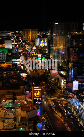 Scena notturna, la striscia, MGM Grand hotel di lusso, New York, Mandalay Bay, ExcaliburBellagion, Las Vegas, Nevada Foto Stock