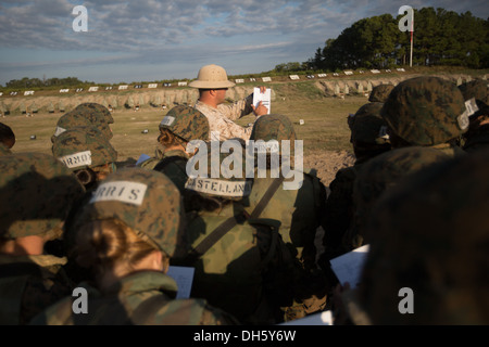 Sgt. Christopher Roberts, una precisione di tiro pullman, mostra le reclute di novembre Company, 4a reclutare battaglione di formazione, come riempire Foto Stock