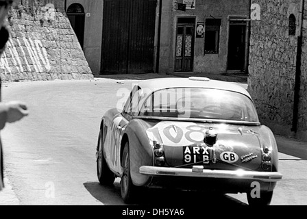 Timo Makinen-Paul Hawkins' Austin Healey 3000 racing attraverso Collesano nella Targa Florio, Sicilia 1965. Foto Stock