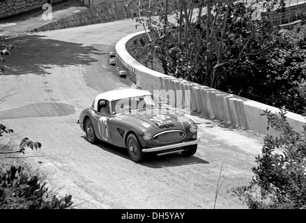 Timo Makinen-Paul Hawkins' Austin Healey 3000 racing in Targa Florio, Sicilia 1965. Foto Stock