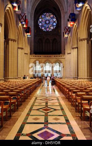 La navata e il portale ovest, la Cattedrale Nazionale di Washington o chiesa cattedrale di San Pietro e san Paolo nella diocesi di Foto Stock