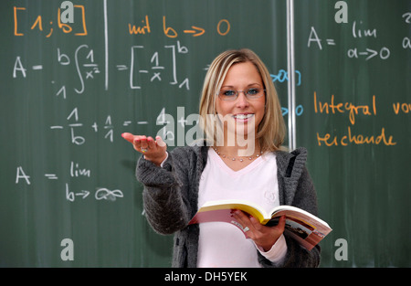 Tirocinante, insegnante di prospettiva, giovane insegnante, matematica, lavagna, aule Baden-Wuerttemberg Foto Stock