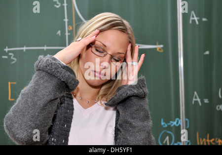 Burnout, tirocinante, insegnante di prospettiva, giovane insegnante, esaurito, disperato, matematica, lavagna, Classroom Foto Stock