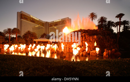 Scena Notturna, show artificiale eruzione vulcanica nella parte anteriore del Mirage hotel di lusso e il casinò di Las Vegas, Nevada Foto Stock