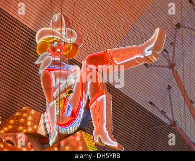 Vicky, un famoso cowgirl figura da segni al neon del Glitter Gulch Casino Hotel, Fremont Street Experience in vecchia Las Vegas Foto Stock