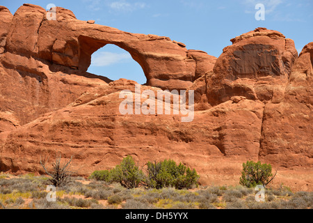 Skyline Arch rock formazione, Giardino del Diavolo sezione sezione Windows, Arches National Park, Moab, Utah, Stati Uniti d'America Foto Stock