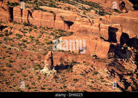 Vista aerea del Dark Angel formazione di roccia, Devil's Garden giardino di roccia, Arches National Park, Moab, Utah Foto Stock