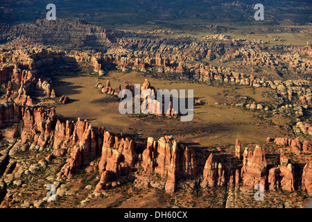 Vista aerea, Chesler Park, pinnacoli in aghi District, il Parco Nazionale di Canyonlands, Utah, Stati Uniti d'America, STATI UNITI D'AMERICA Foto Stock