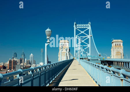 Passaggio Pedonale Benjamin Franklin BRIDGE skyline del centro di Filadelfia in Pennsylvania USA Foto Stock