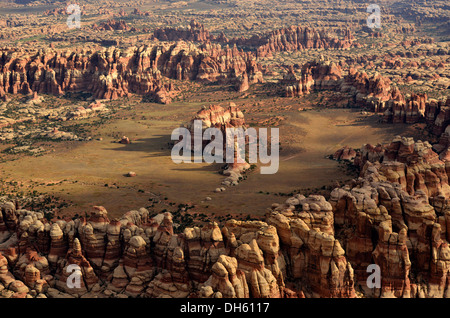 Vista aerea, Chesler Park, pinnacoli di aghi District, il Parco Nazionale di Canyonlands, Utah, Stati Uniti d'America Foto Stock