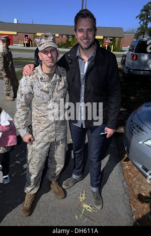 Il personale Sgt. Donald Johnson, il personale Sottufficiale in carica della piscina simulato Trainer di precisione di tiro e Matt Hammitt, cantante per Christian rock band Sanctus Real, posano per una foto al di fuori del bordo ISMT Marine Corps base Camp Lejeune, Saturd Foto Stock