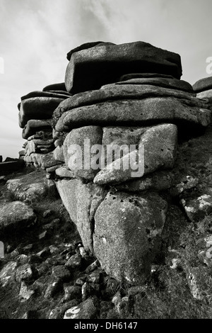 Pila di pietra formazione rocciosa sul vertice di Rough Tor o Roughtor Bodmin Moor Foto Stock