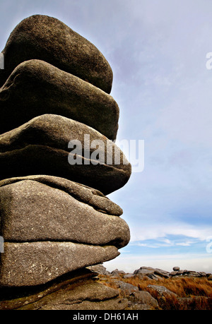 Pila di pietra formazione rocciosa sul vertice di Rough Tor o Roughtor Bodmin Moor Foto Stock