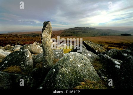In piedi sulla pietra Roughtor, Ruvida Tor, Bodmin Moor con Brown Willy in background Foto Stock