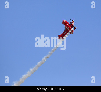 Il Pitts S-2S Offerte Bi-piano di eseguire a Cosford Airshow 2013 Cosford, Shropshire, Inghilterra, Europa Foto Stock