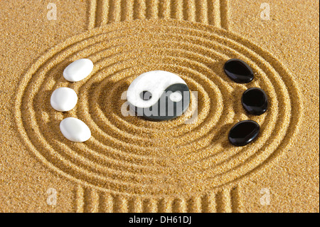 Giapponese giardino zen con pietre di yin e yang Foto Stock