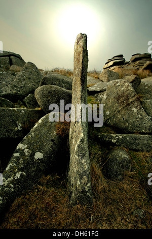 In piedi sulla pietra ruvida Roughtor Tor Bodmin Moor Foto Stock