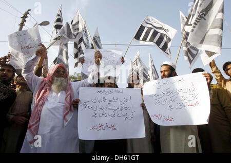 Gli attivisti del Jamat-ud-Dawah sono cantando slogan contro U.S drone attacchi in Pakistan e limiti di uccisione di persone innocenti, durante una manifestazione di protesta nella città di Peshawar Venerdì 01 Novembre, 2013. Foto Stock