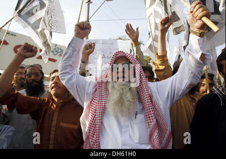 Gli attivisti del Jamat-ud-Dawah sono cantando slogan contro U.S drone attacchi in Pakistan e limiti di uccisione di persone innocenti, durante una manifestazione di protesta nella città di Peshawar Venerdì 01 Novembre, 2013. Foto Stock