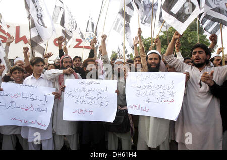 Gli attivisti del Jamat-ud-Dawah sono cantando slogan contro U.S drone attacchi in Pakistan e limiti di uccisione di persone innocenti, durante una manifestazione di protesta nella città di Peshawar Venerdì 01 Novembre, 2013. Foto Stock