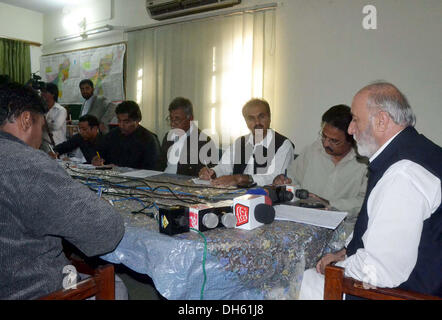 Elezione di Balochistan commissario, Syed Sultan Bayazid indirizzi alla media delle persone durante la conferenza stampa per quanto riguarda gli enti locali Elezioni 2013 in Balochistan, presso il suo ufficio di Quetta, Venerdì 01 Novembre, 2013. Foto Stock