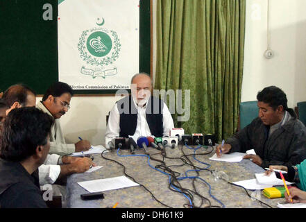 Elezione di Balochistan commissario, Syed Sultan Bayazid indirizzi alla media delle persone durante la conferenza stampa per quanto riguarda gli enti locali Elezioni 2013 in Balochistan, presso il suo ufficio di Quetta, Venerdì 01 Novembre, 2013. Foto Stock