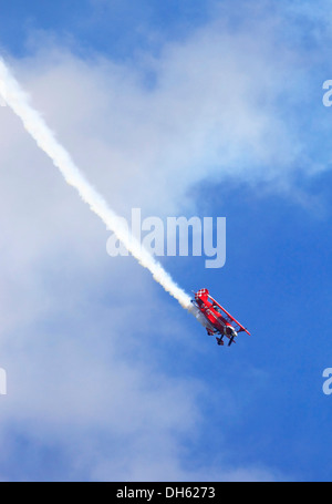 Il Pitts S-2S Offerte Bi-piano di eseguire a Cosford Airshow 2013 Cosford, Shropshire, Inghilterra, Europa Foto Stock