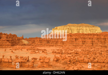 Wild Horse Mesa, tempesta, eroso hoodoos e arenaria Entrada formazioni rocciose, Goblin, Goblin Valley State Park Foto Stock