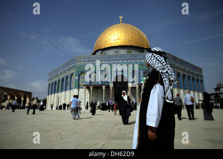 Nov. 1, 2013 - Gerusalemme, Israele - la preghiera del venerdì presso la Moschea di Al-Aqsa, a Gerusalemme, il 1 novembre 2013.....Foto: Saeed/qaq NurPhoto (credito Immagine: © Saeed/qaq NurPhoto/ZUMAPRESS.com) Foto Stock