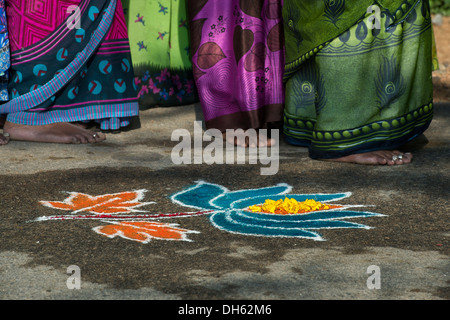 Lotus Rangoli di progettazione per onorare la Sri Sathya Sai Baba outreach mobile servizio ospedaliero presso un villaggio indiano. India Foto Stock