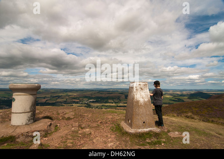 Ragazzo in piedi dal punto di innesco sul medio Eildon, Melrose Foto Stock