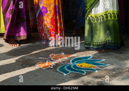 Lotus Rangoli di progettazione per onorare la Sri Sathya Sai Baba outreach mobile servizio ospedaliero presso un villaggio indiano. India Foto Stock