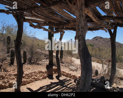 Un ramada fornendo sun shelter lungo il deserto Loop Trail all'Arizona-Sonora Desert Museum di Tucson, Arizona, Stati Uniti d'America Foto Stock