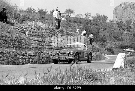 Ted Worswick-Richard Bond Austin-Healey 3000 racing in Targa Florio, Sicilia 1967. Foto Stock