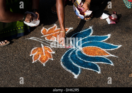 Le donne indiane facendo una Lotus Rangoli di onorare la Sri Sathya Sai Baba outreach mobile al servizio dell'ospedale. Andhra Pradesh, India Foto Stock