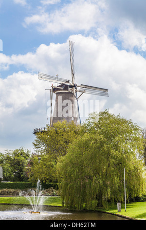 Lo stile tradizionale Molen de Valk mulino a vento, ora un museo, a Leiden, Olanda sulle sponde di un ramo del fiume Reno Foto Stock