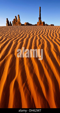 Dune di sabbia nella parte anteriore del Totem Pole e a Yei Bi Chei formazioni rocciose dopo l'alba, Monument Valley Navajo Tribal Park Foto Stock